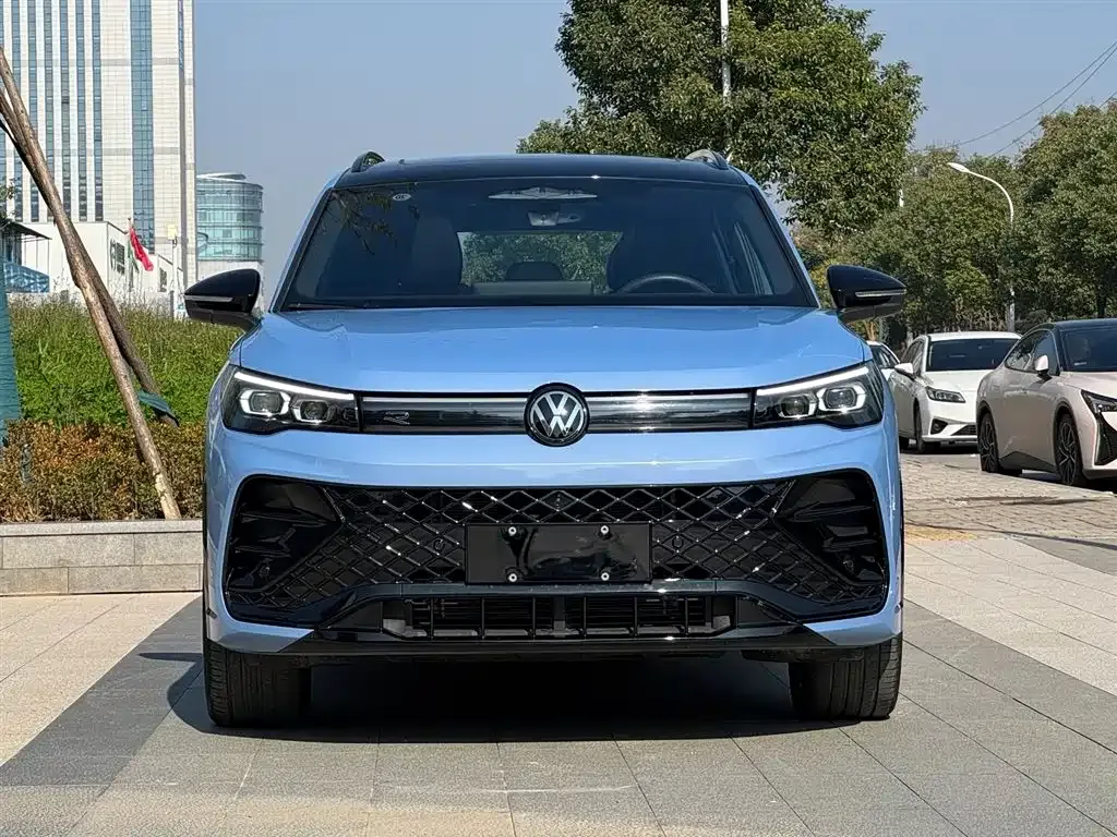 Volkswagen Tiguan L — фото 1
