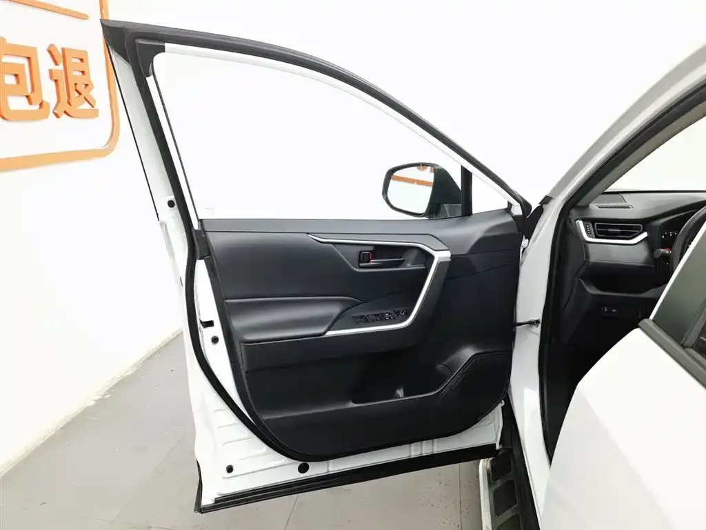 Toyota RAV4 — фото 6