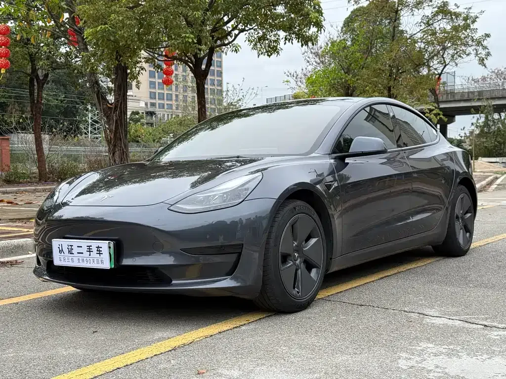 Tesla Model 3 — фото 1