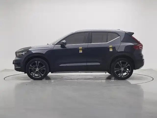 Volvo XC40 — фото 8