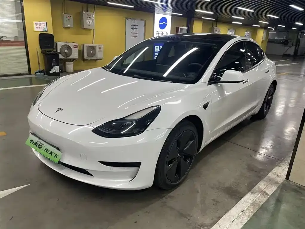 Tesla Model 3 — фото 1