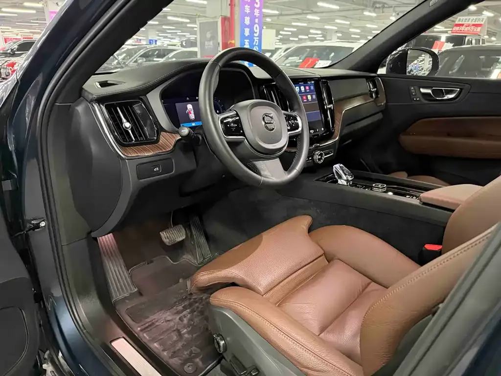 Volvo XC60 — фото 10