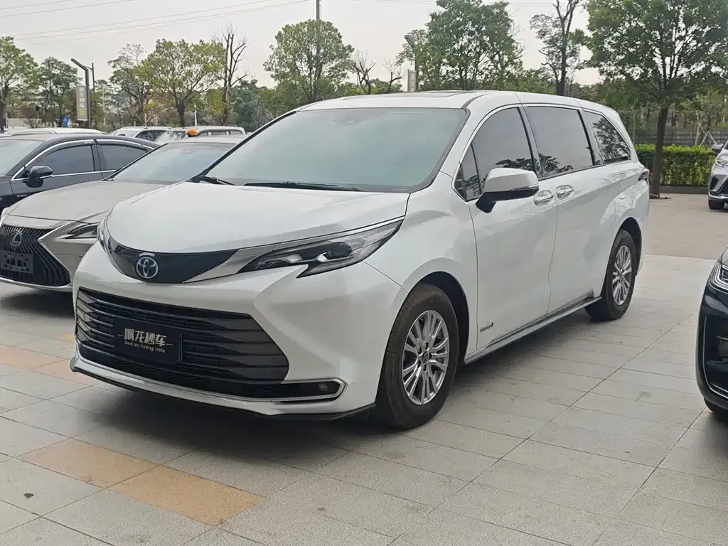 Toyota Sienna — фото 1