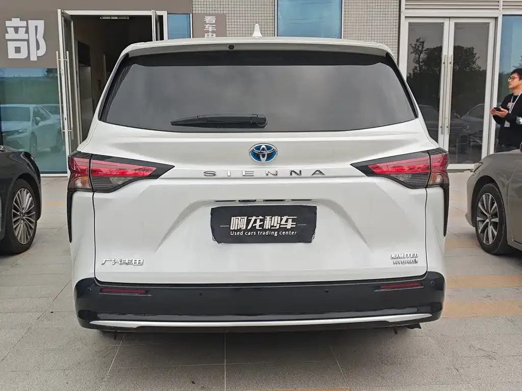 Toyota Sienna — фото 2