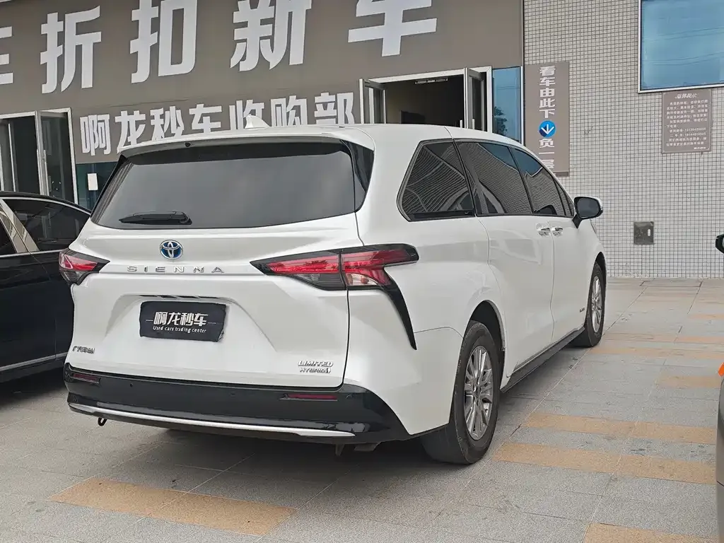 Toyota Sienna — фото 4
