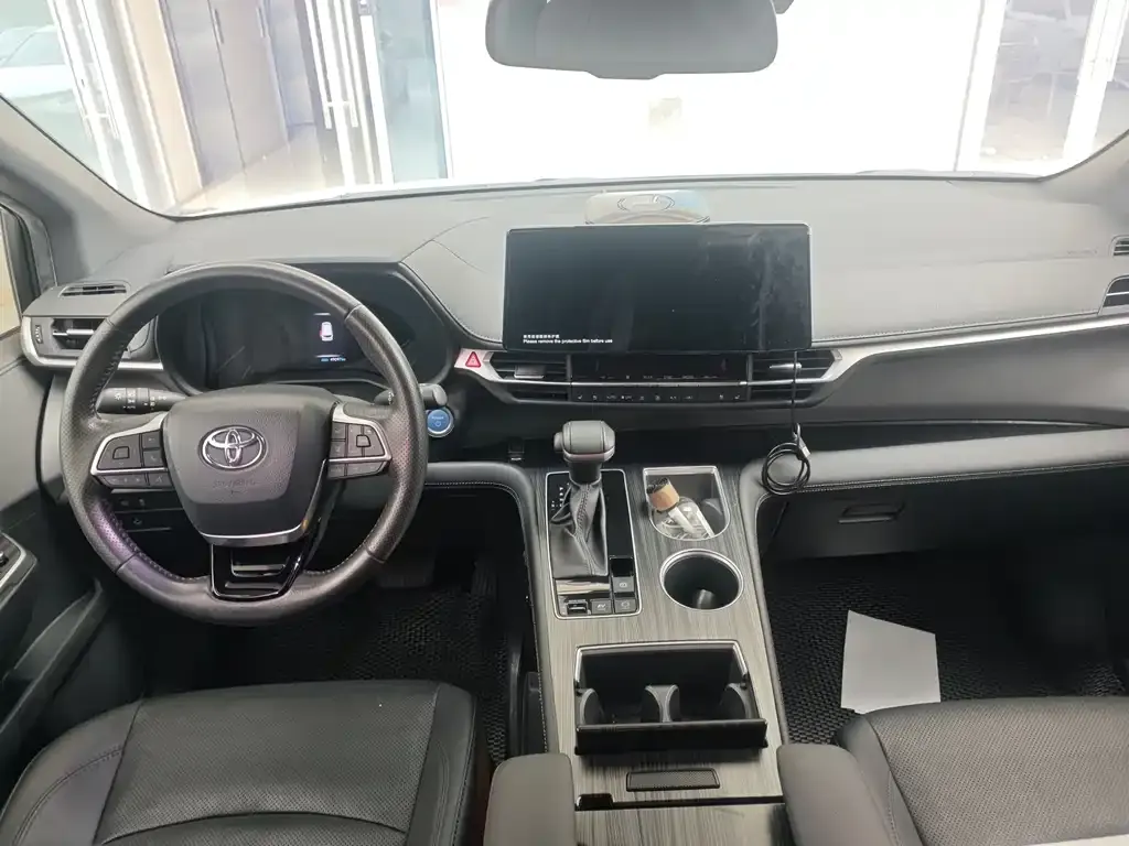 Toyota Sienna — фото 3