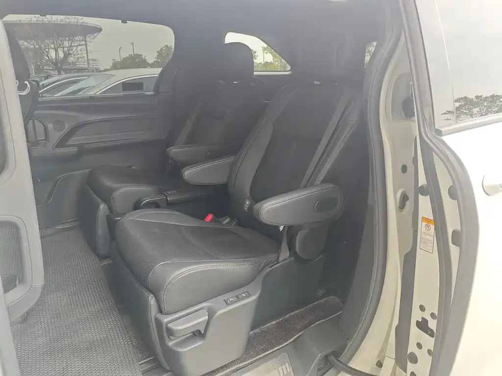 Toyota Sienna — фото 6