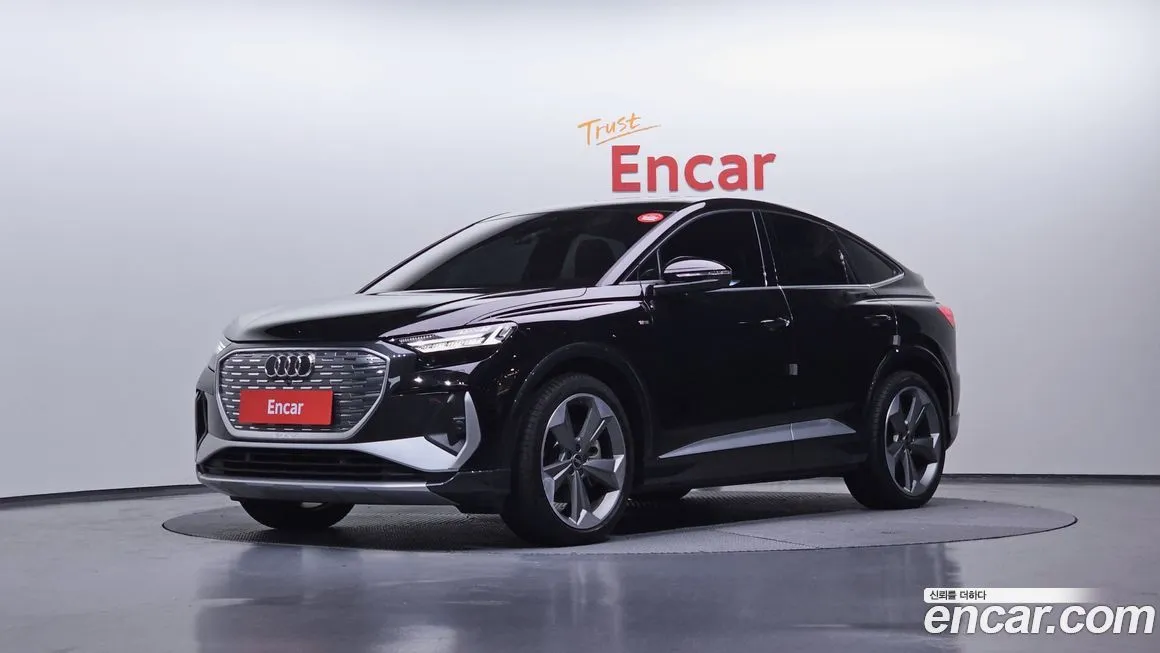 Audi Q4 e-tron — фото 1