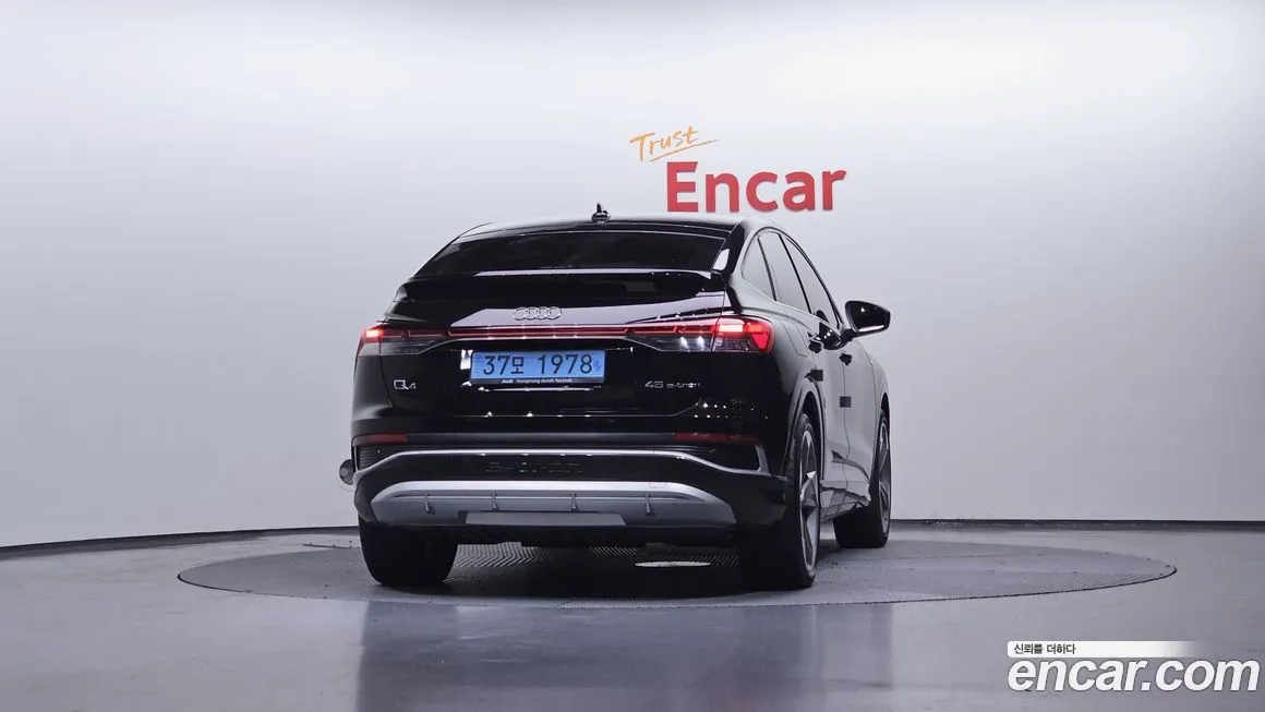 Audi Q4 e-tron — фото 2