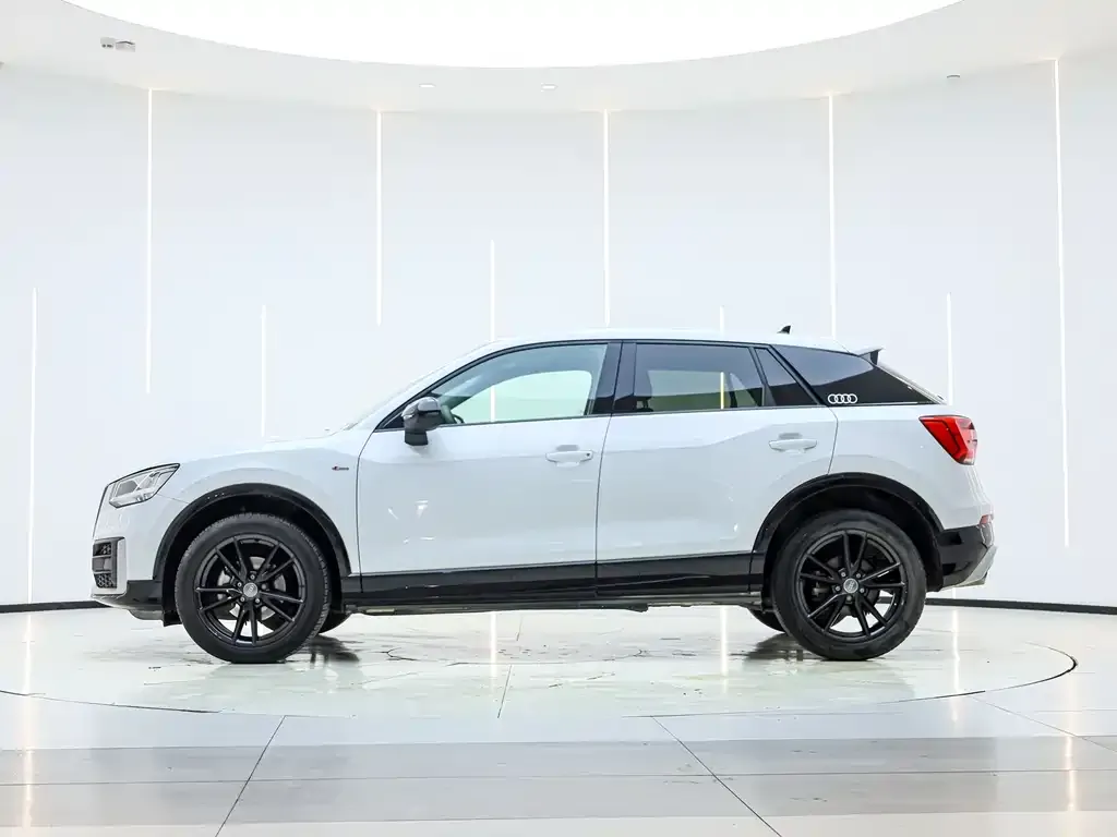 Audi Q2L — фото 7