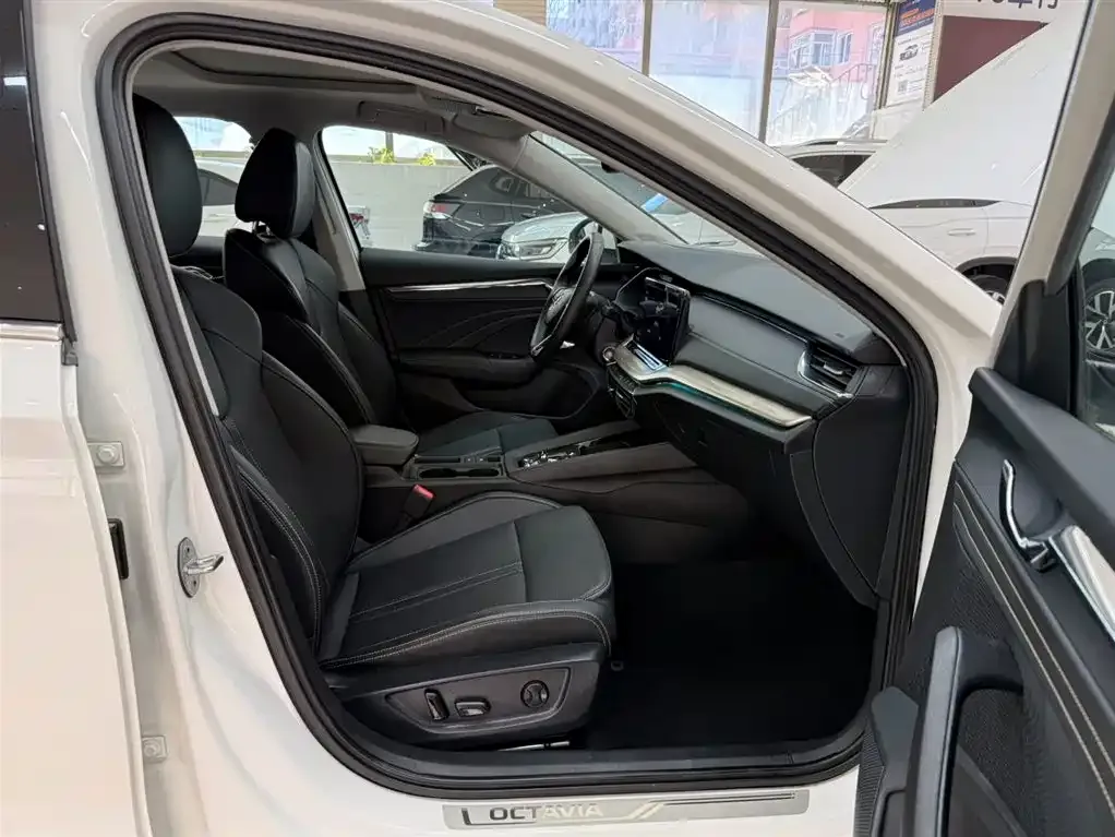 Skoda Octavia — фото 2