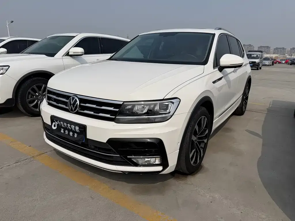Volkswagen Tiguan L — фото 1