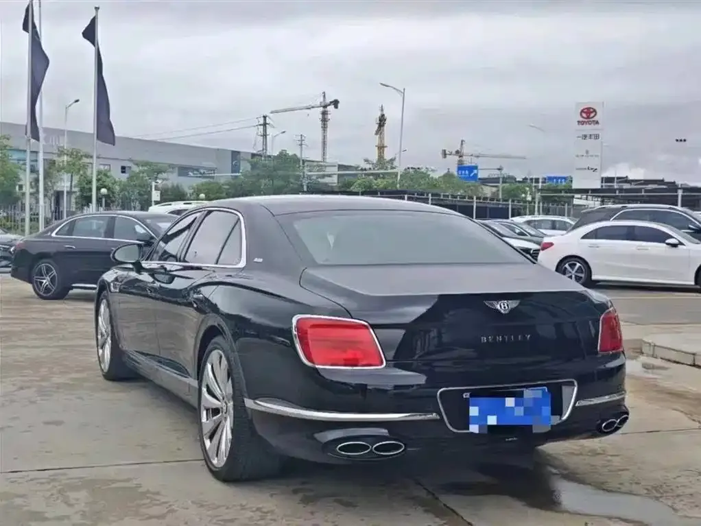 Bentley Flying Spur — фото 8