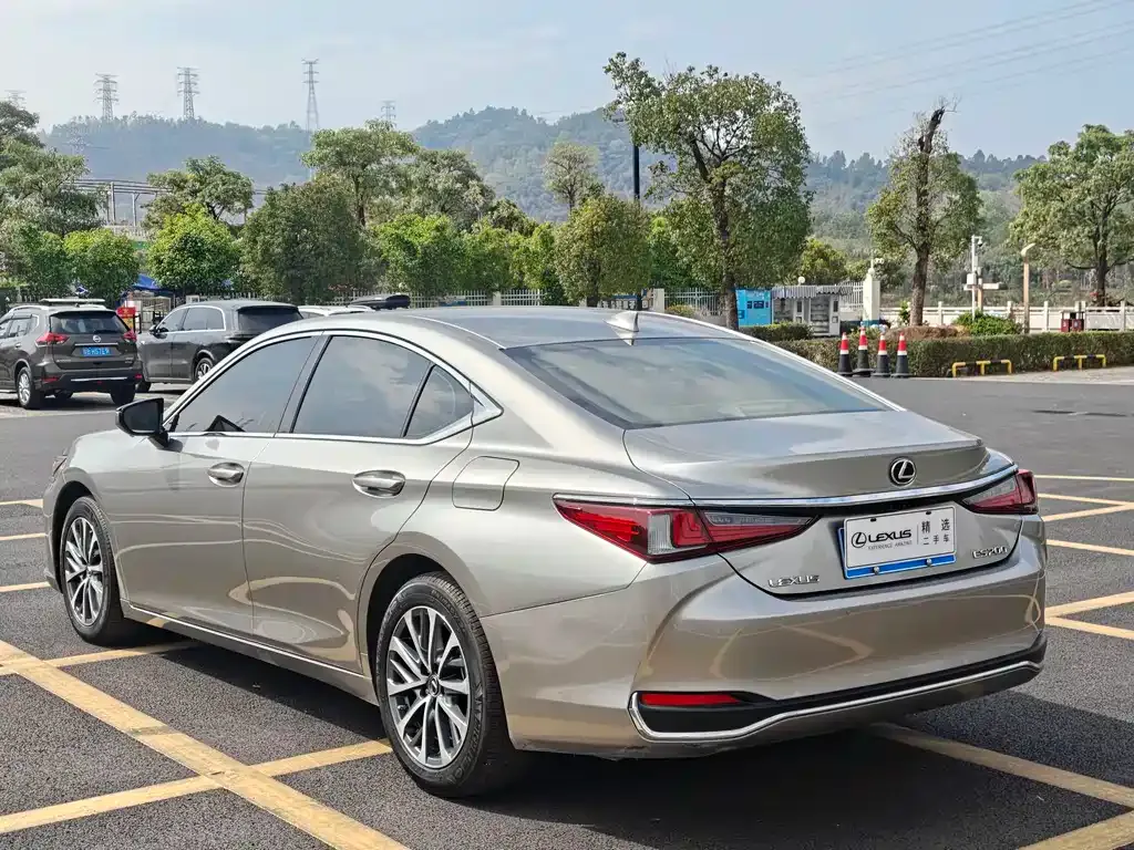 Lexus ES — фото 8