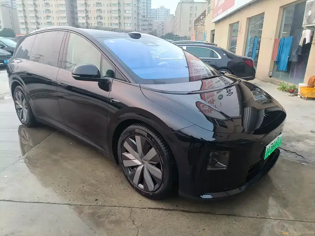 Li Auto i8 — фото 1