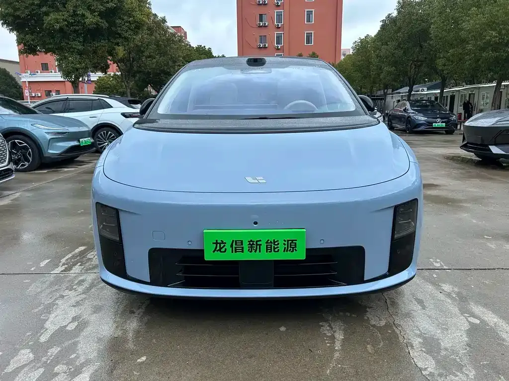 Li Auto i8 — фото 1