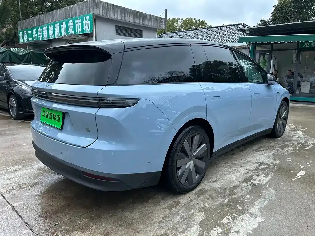 Li Auto i8 — фото 9