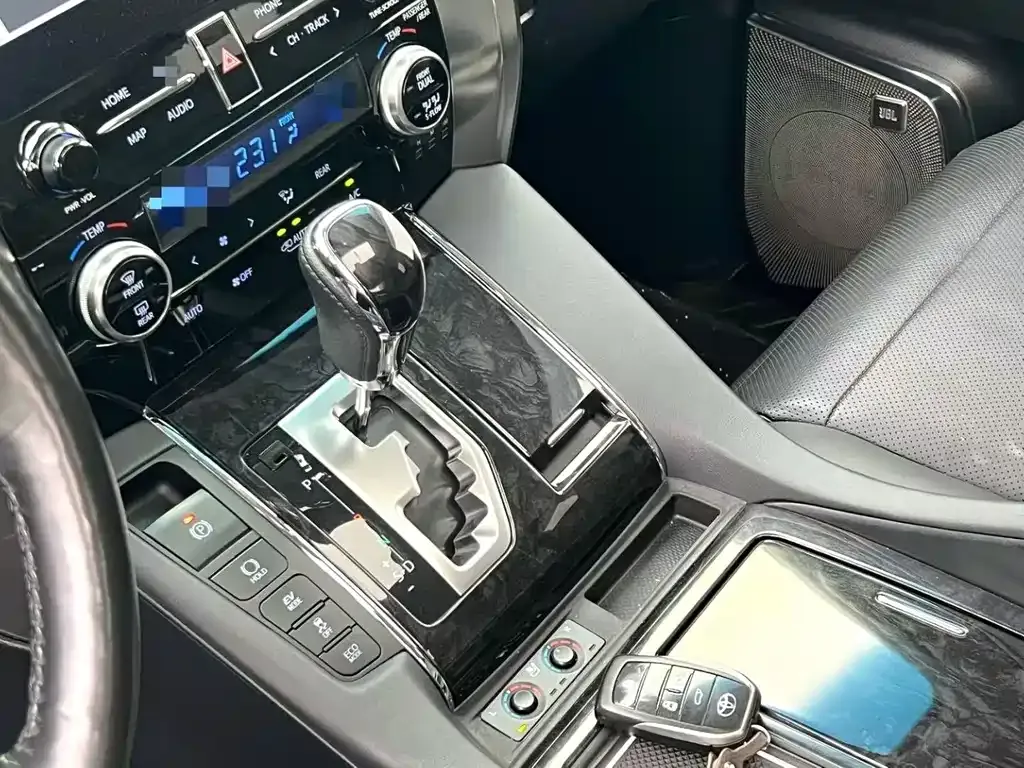 Toyota Vellfire — фото 8