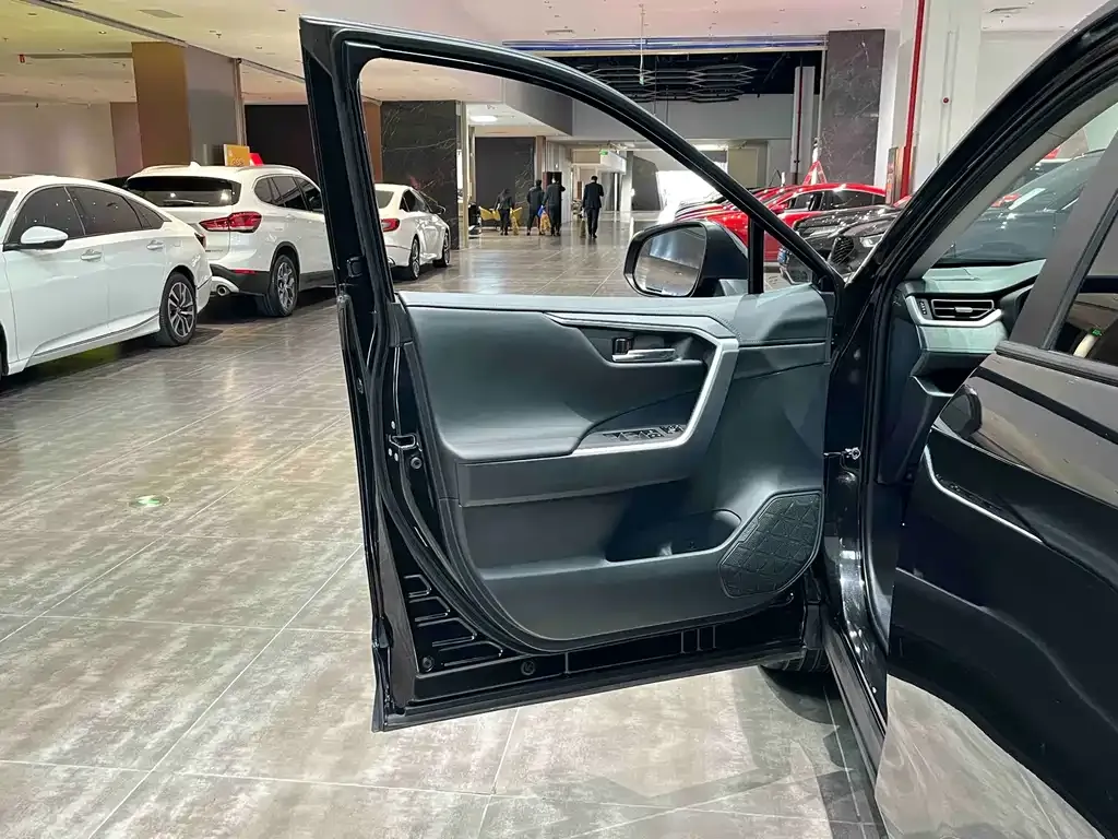 Toyota RAV4 — фото 10