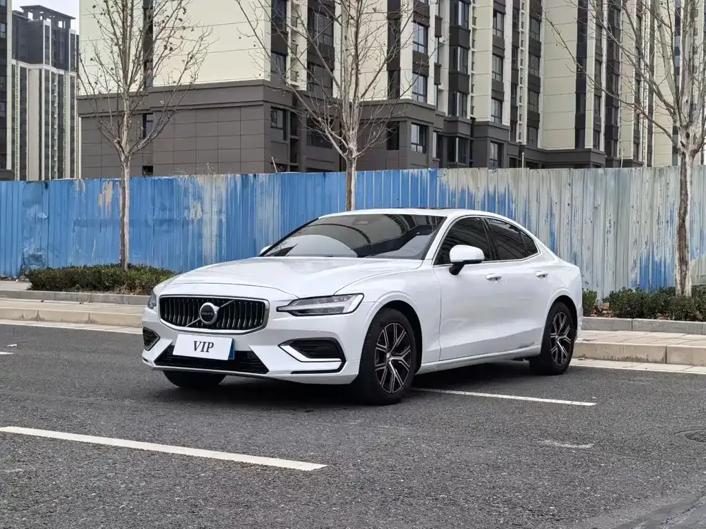 Volvo S60 — фото 1