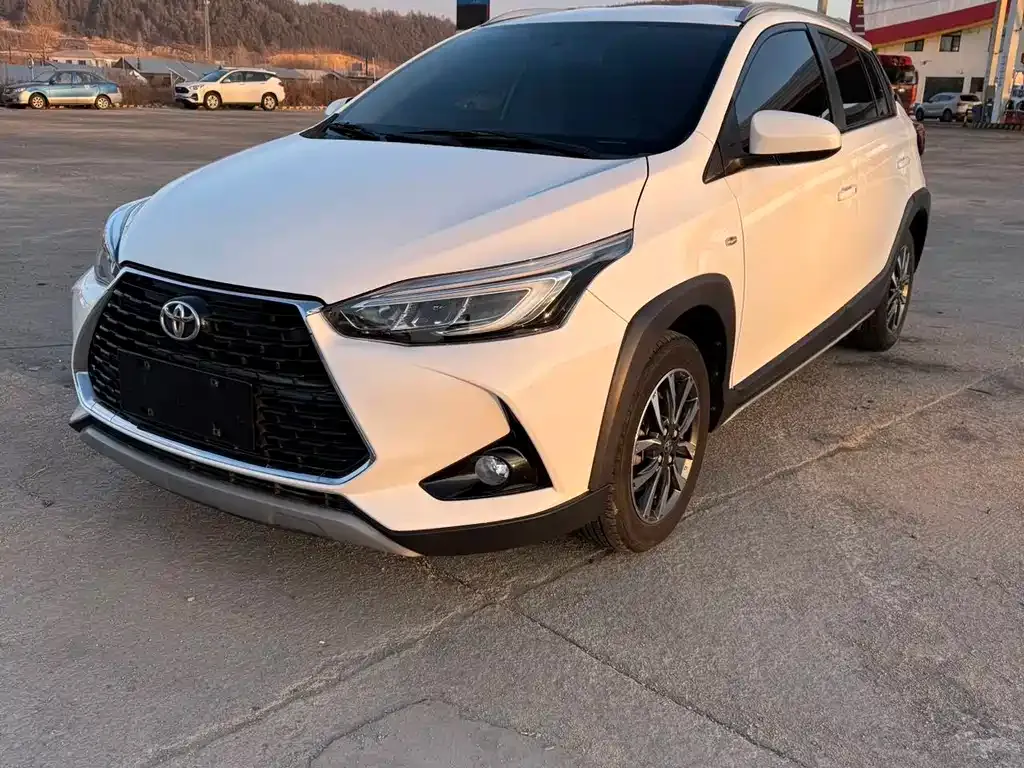 Toyota Yaris L — фото 1