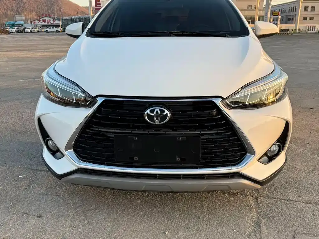 Toyota Yaris L — фото 2