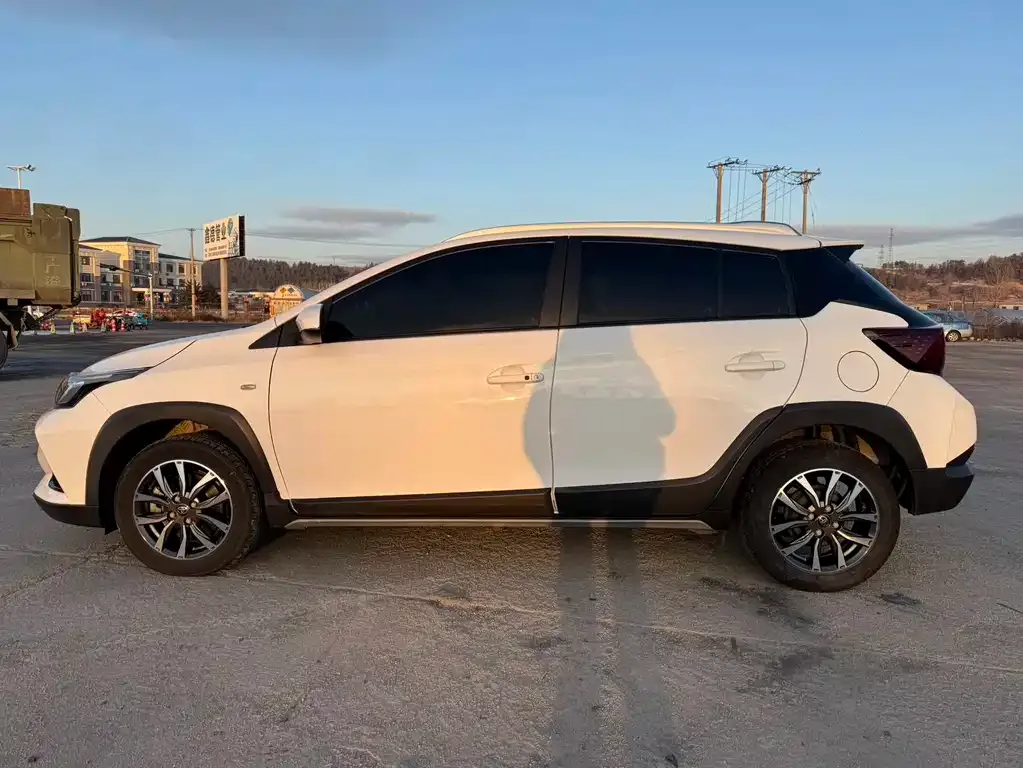 Toyota Yaris L — фото 3
