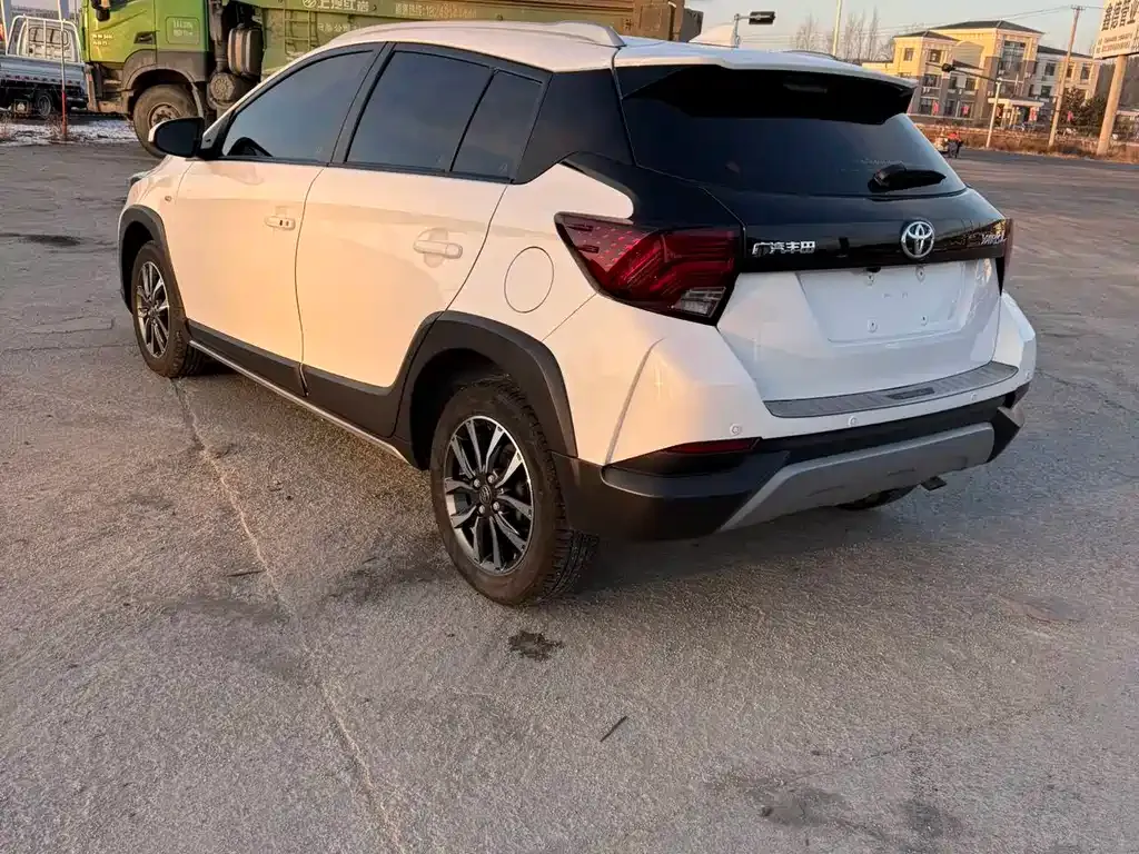 Toyota Yaris L — фото 10