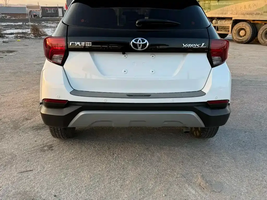 Toyota Yaris L — фото 4