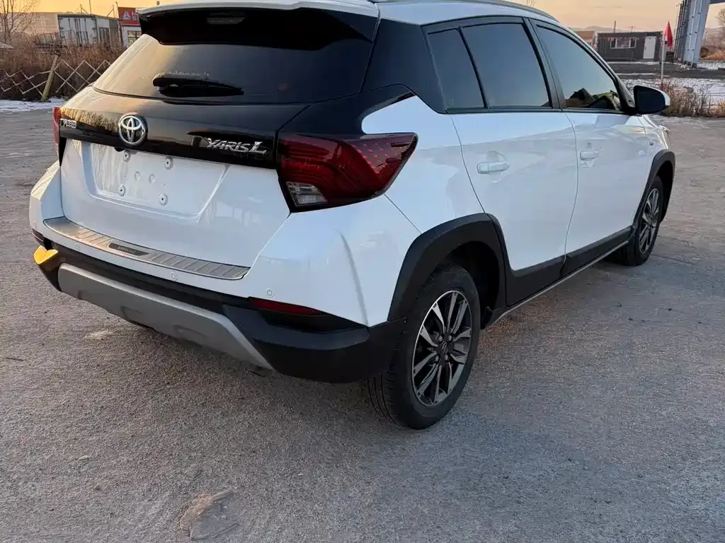 Toyota Yaris L — фото 9