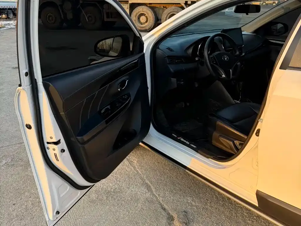 Toyota Yaris L — фото 8