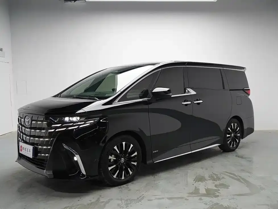 Toyota Alphard — фото 1
