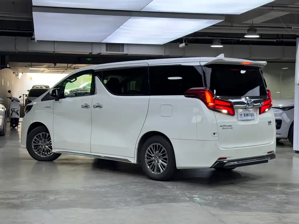 Toyota Alphard — фото 10