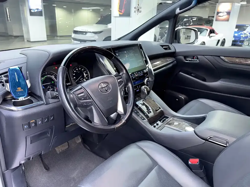 Toyota Alphard — фото 3