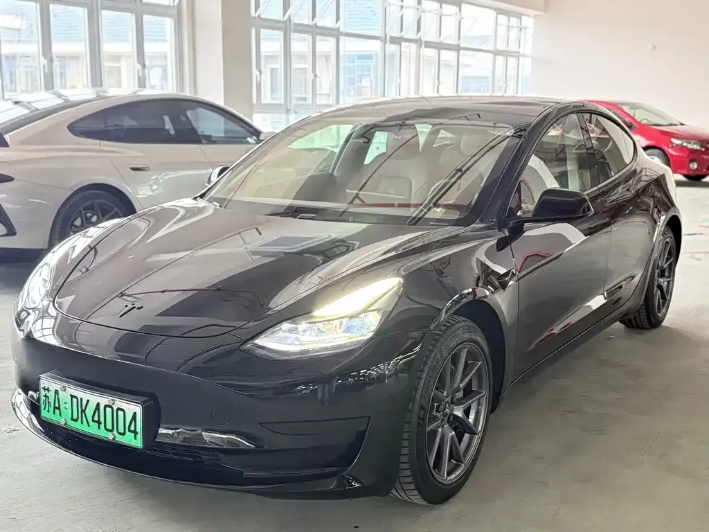 Tesla Model 3 — фото 1