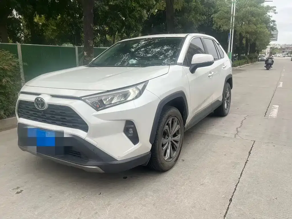 Toyota RAV4 — фото 1