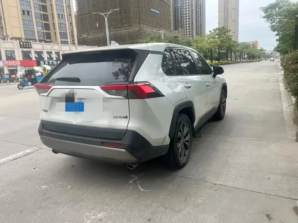 Toyota RAV4 — фото 4