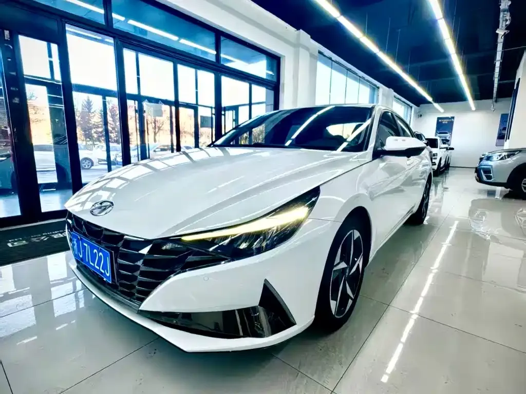 Hyundai Elantra — фото 1