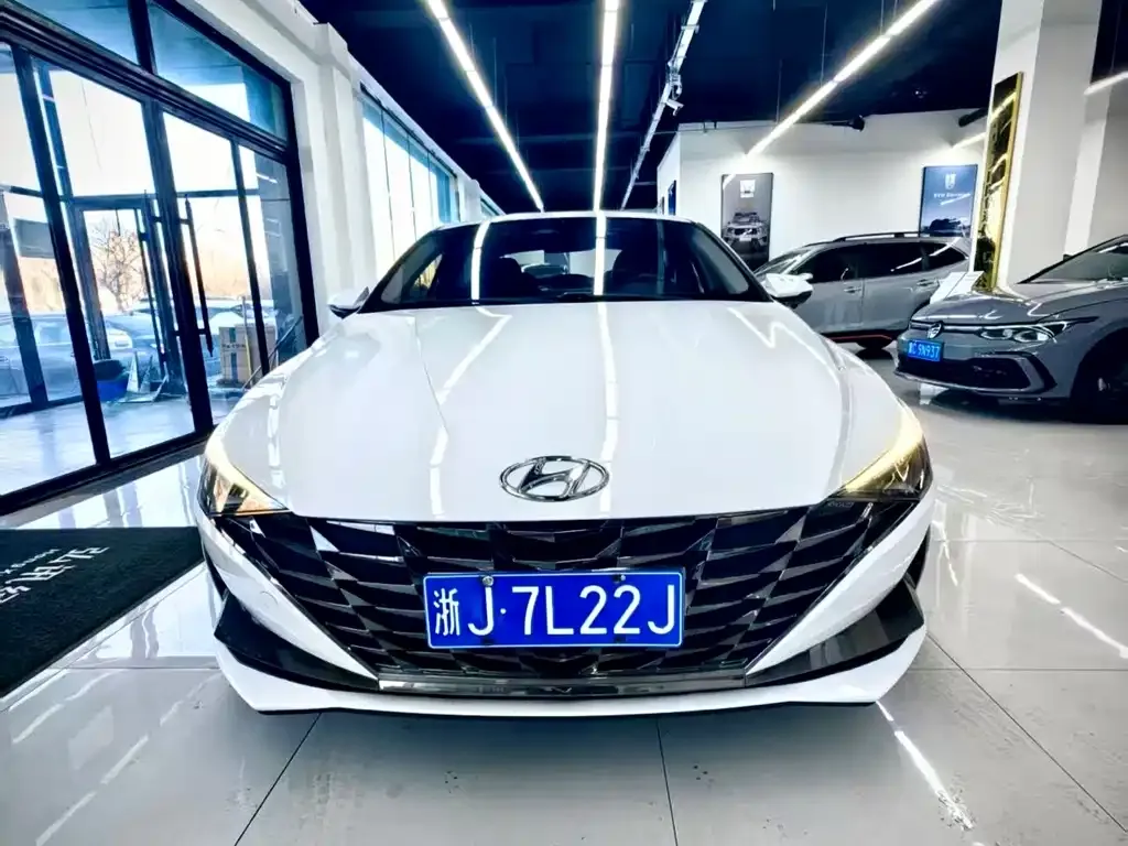 Hyundai Elantra — фото 2