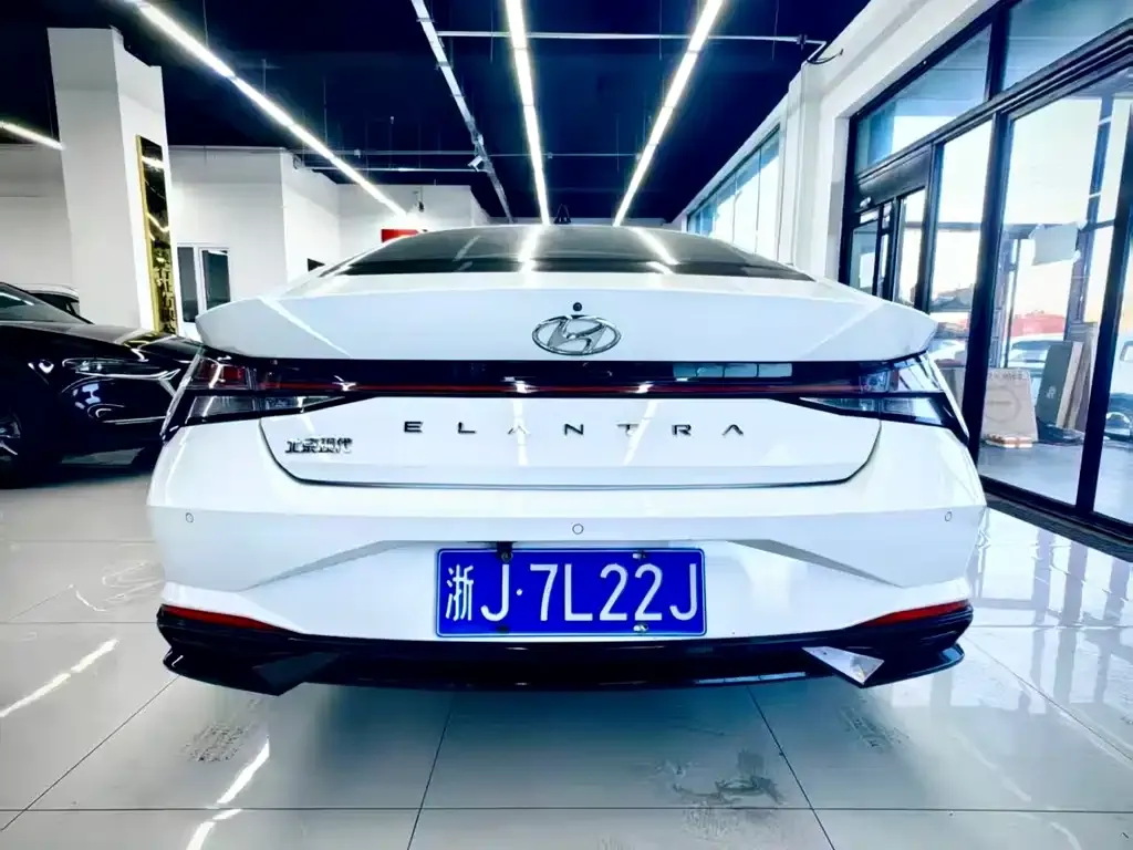 Hyundai Elantra — фото 3