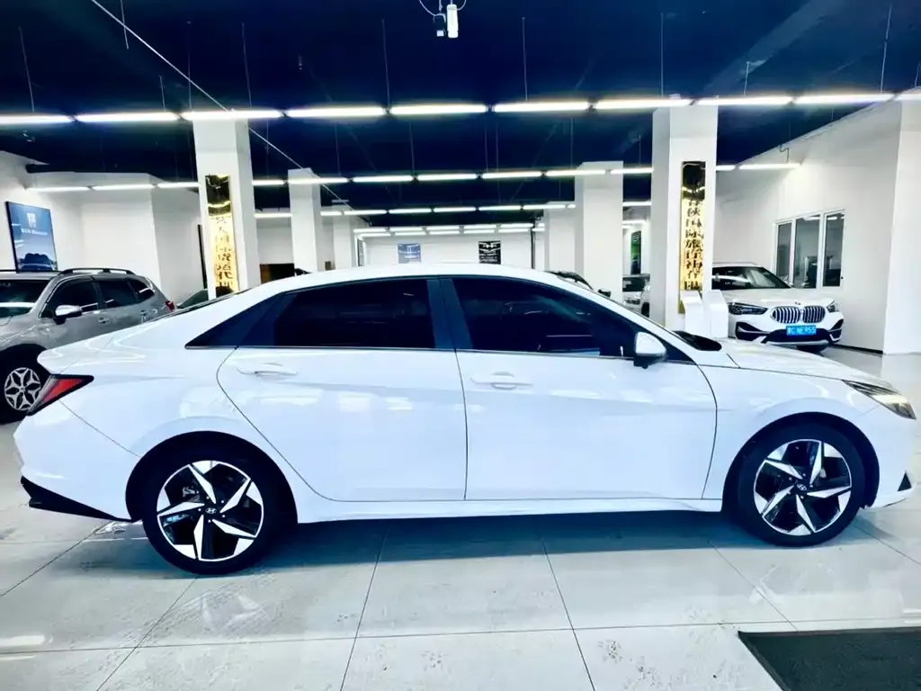 Hyundai Elantra — фото 10