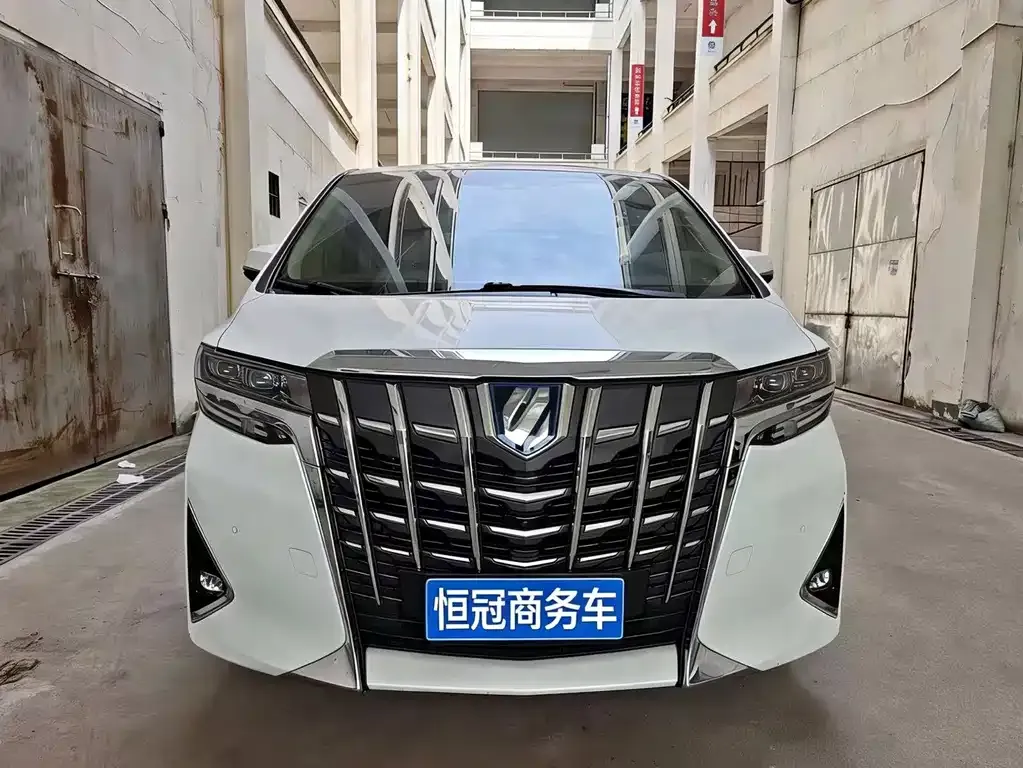 Toyota Alphard — фото 1