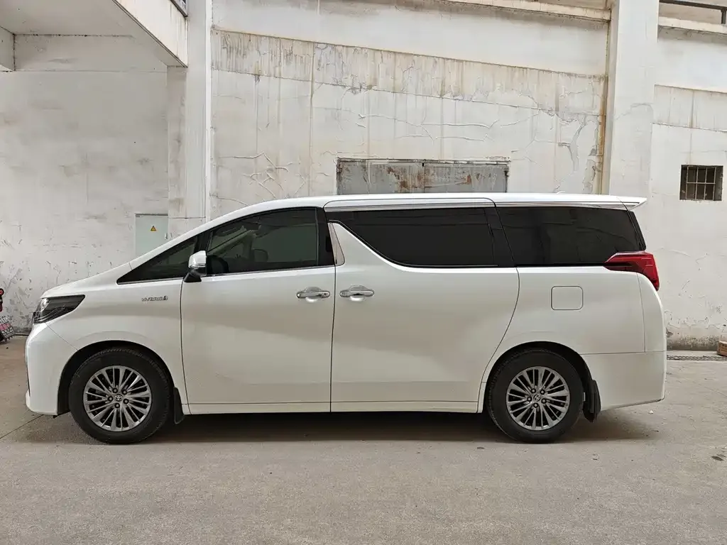 Toyota Alphard — фото 3