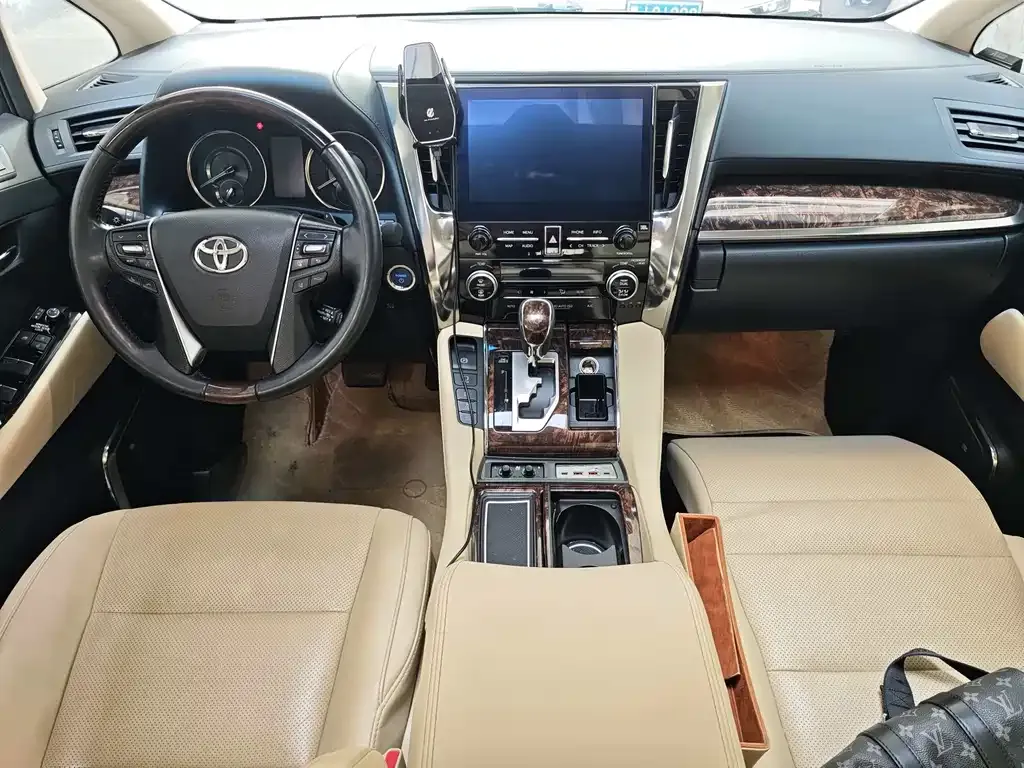 Toyota Alphard — фото 5