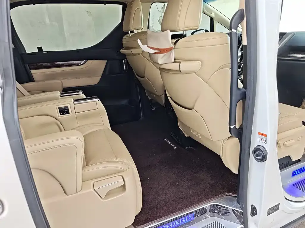 Toyota Alphard — фото 7