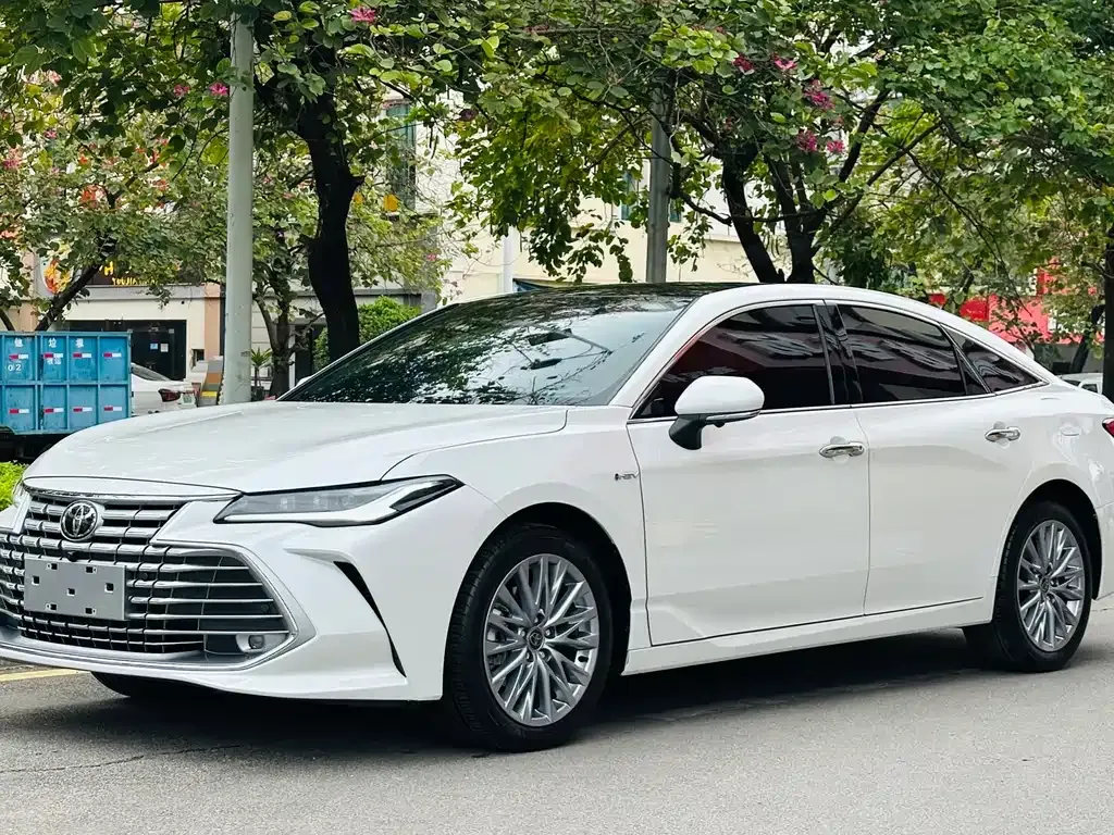 Toyota Avalon — фото 1