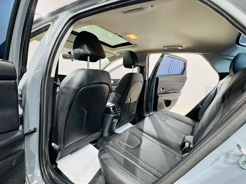 Hyundai Elantra — фото 4