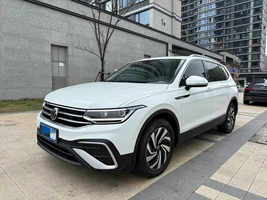 Volkswagen Tiguan L — фото 1