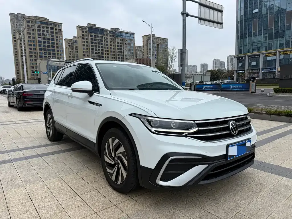 Volkswagen Tiguan L — фото 6