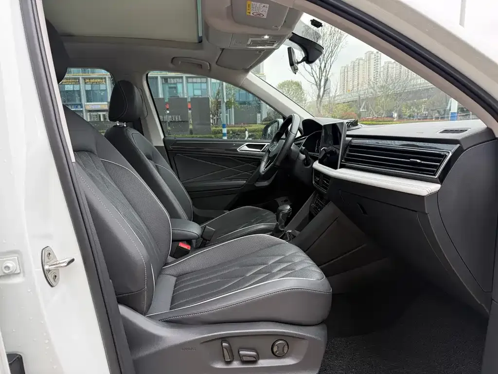 Volkswagen Tiguan L — фото 10